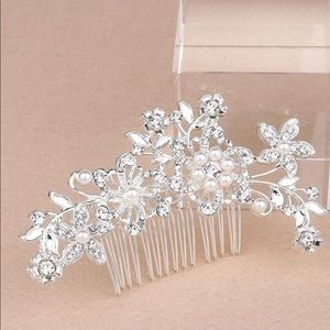 Wedding hair accessory! Beautiful rhinestone and pearl wedding hair pin